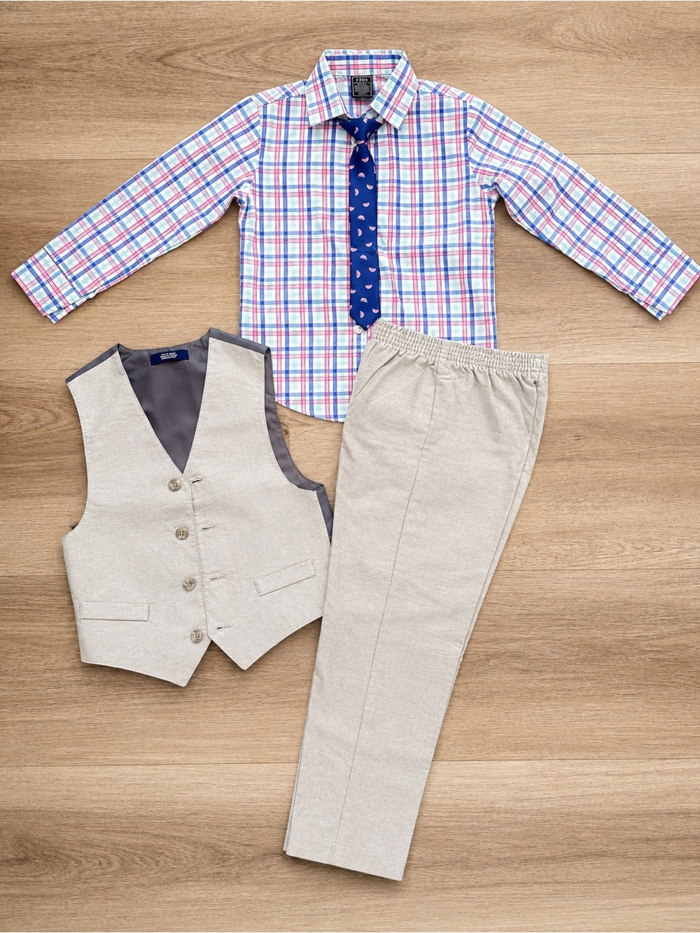 IZOD Boys 4-Piece Dress Suit Set Size 5
Plaid Shirt, Tie, Vest & Dress Pants